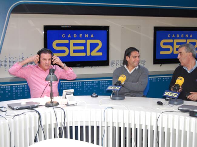 El delantero colombiano instantes antes de empezar la entrevistas con De la Morena en 'El Larguero'