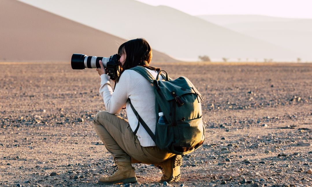 Una fotógrafa en el desierto de Namibia. 