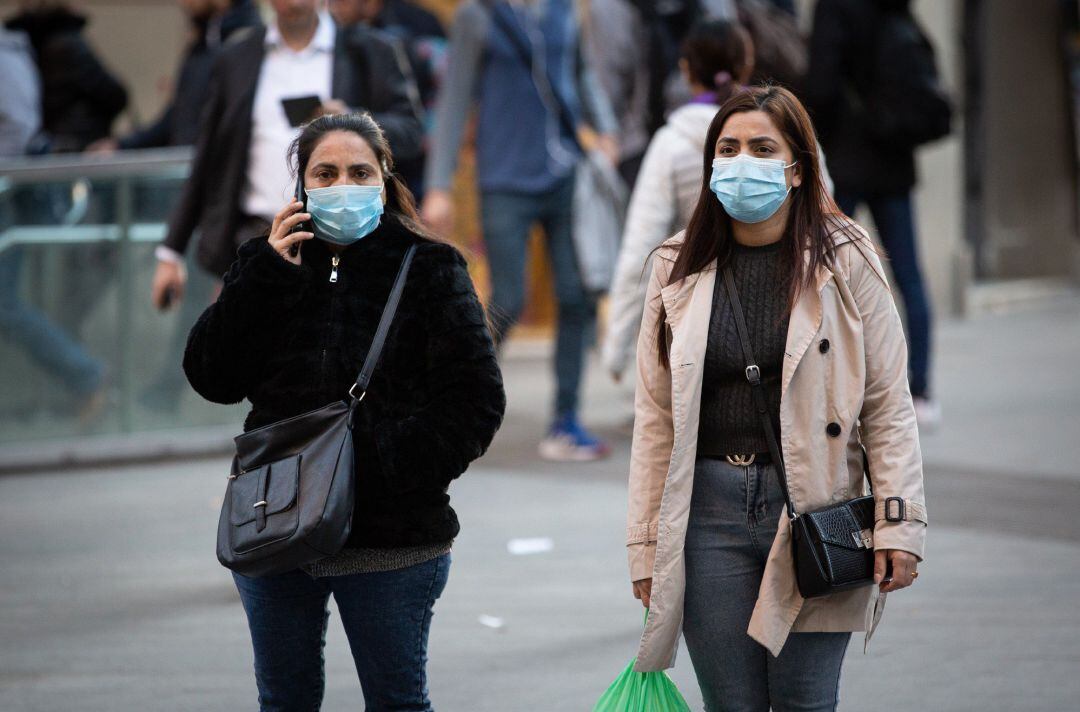 Personas con mascarilla en Barcelona ante el brote de coronavirus