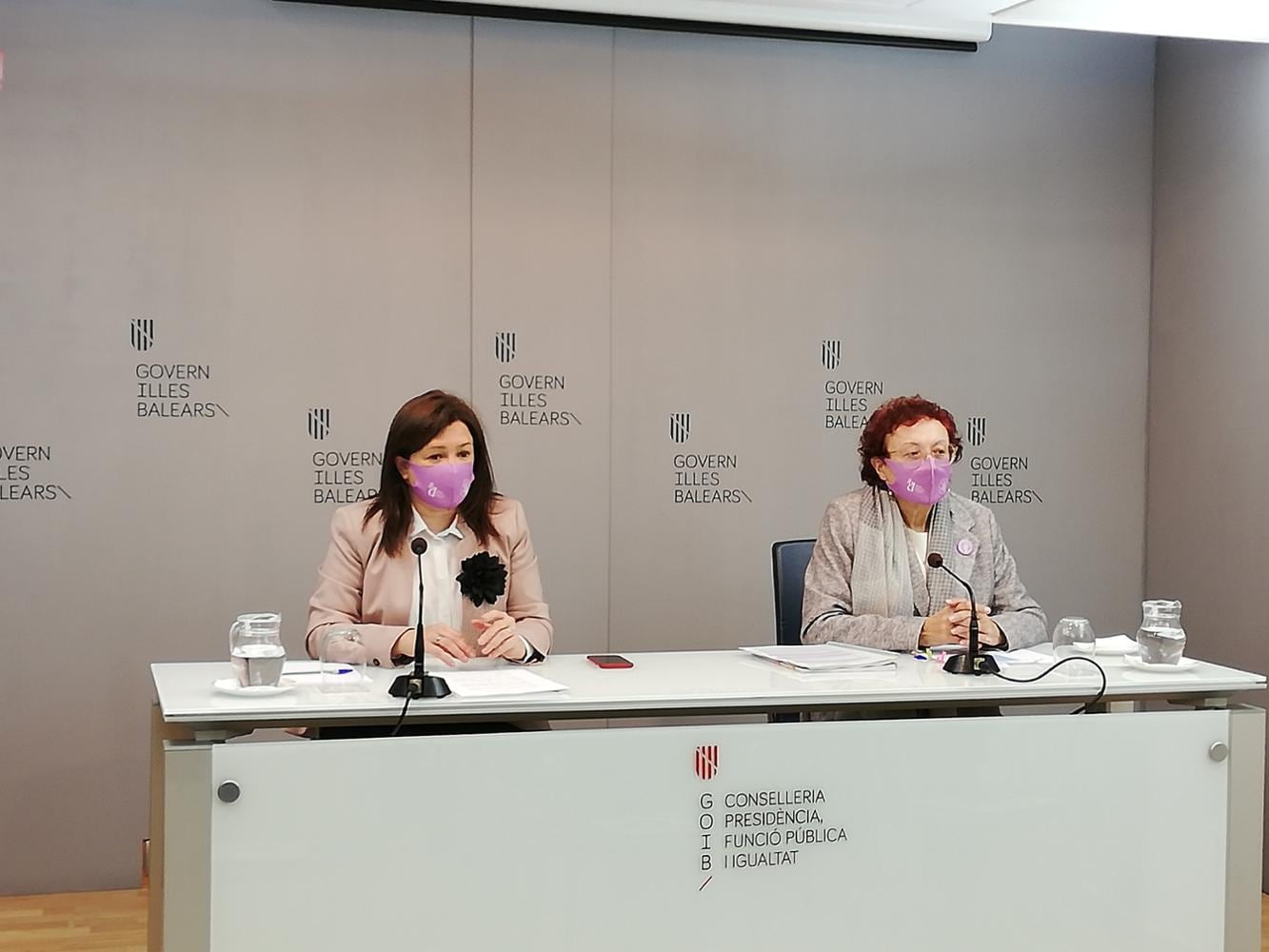 Mercedes Garrido y María Durán durante la presentación de los datos