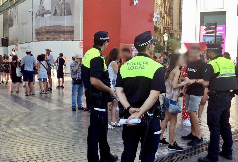 Los agentes municipales realizan los controles durnate la Feria de Málaga