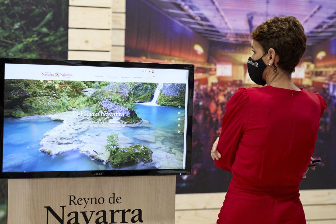 La presidenta de Navarra, María Chivite, durante una visita al stand de Navarra en Fitur.