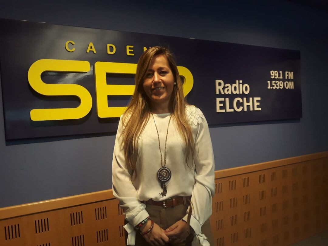 Patricia Rodríguez en los estudios de Radio Elche Cadena SER