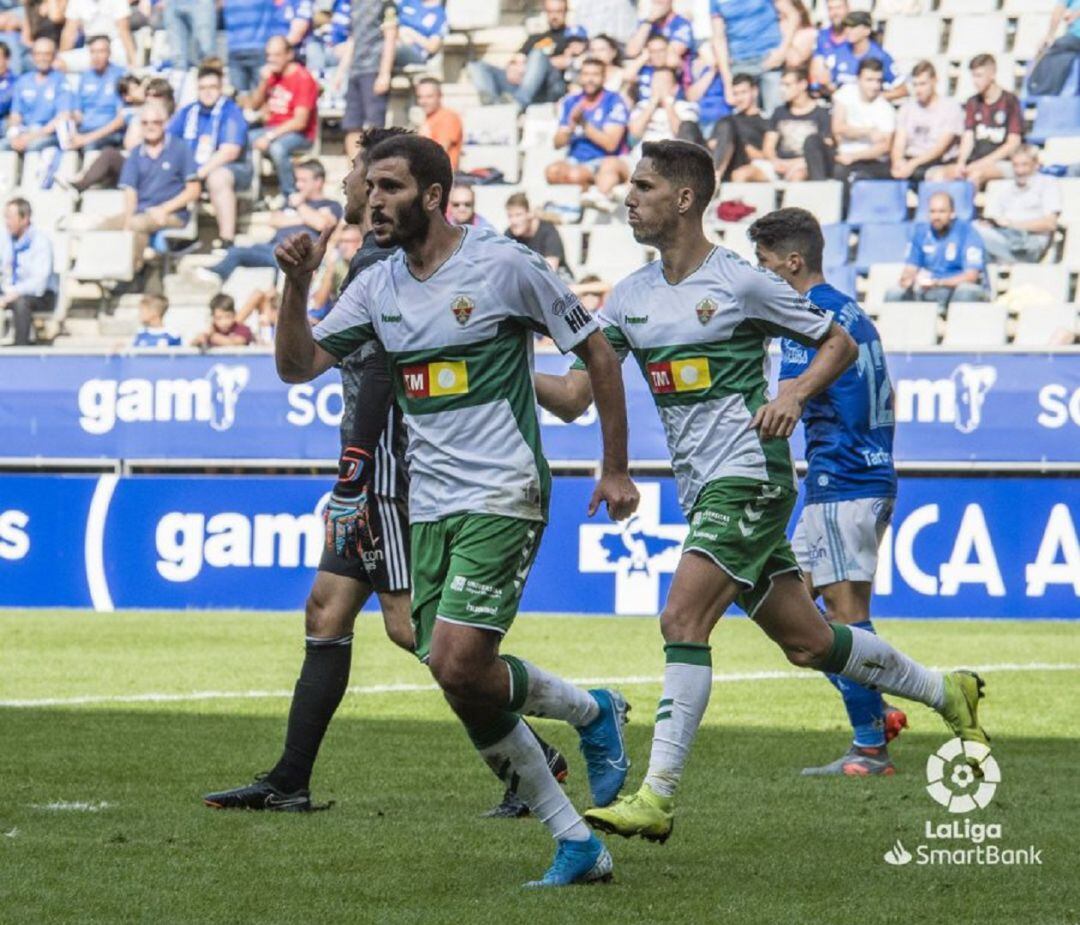 Yacine Qasmi, por delante de Fidel, celebra uno de sus goles en Oviedo