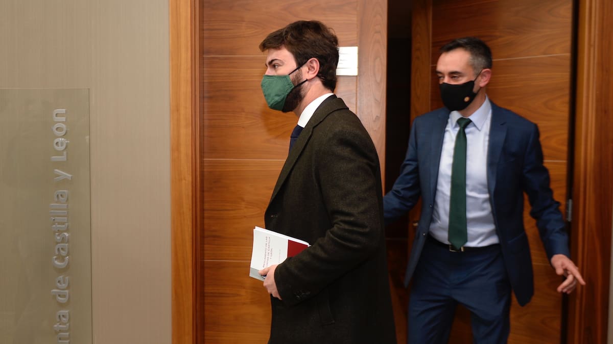 Del "pacto de la vergüenza" a "la carta de presentación de Feijóo": primeras reacciones políticas a la entrada de Vox en el gobierno de Castilla y León