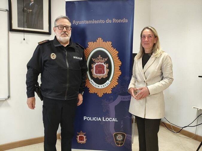 El Jefe de la Policía Local, Miguel Aranda, junto a la concejala de Seguridad Ciudadana, Alicia López, ante la prensa