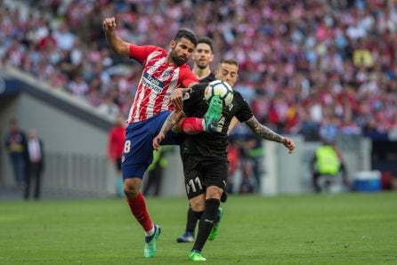 Rubén Peña disputa un balón al delantero del Atlético de Madrid, Diego Costa, durante el último partido de Liga