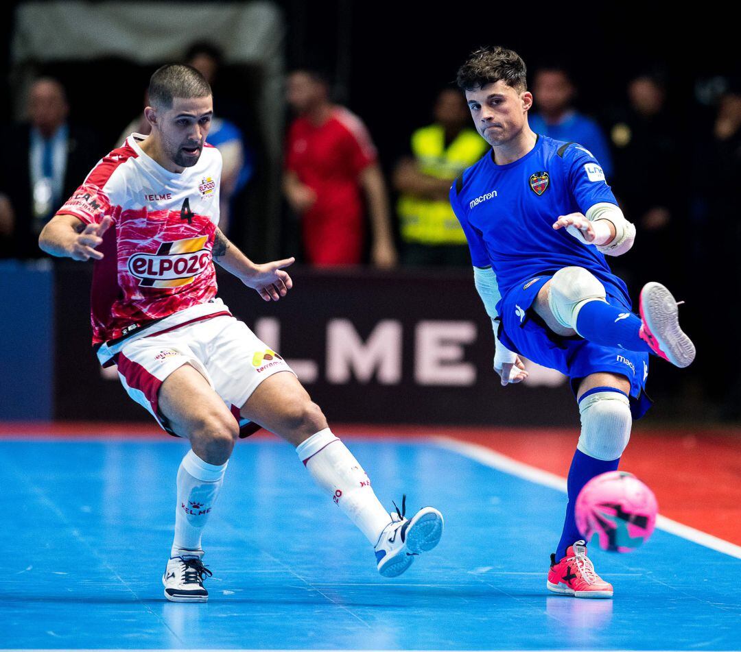 Valerio disputa el balón