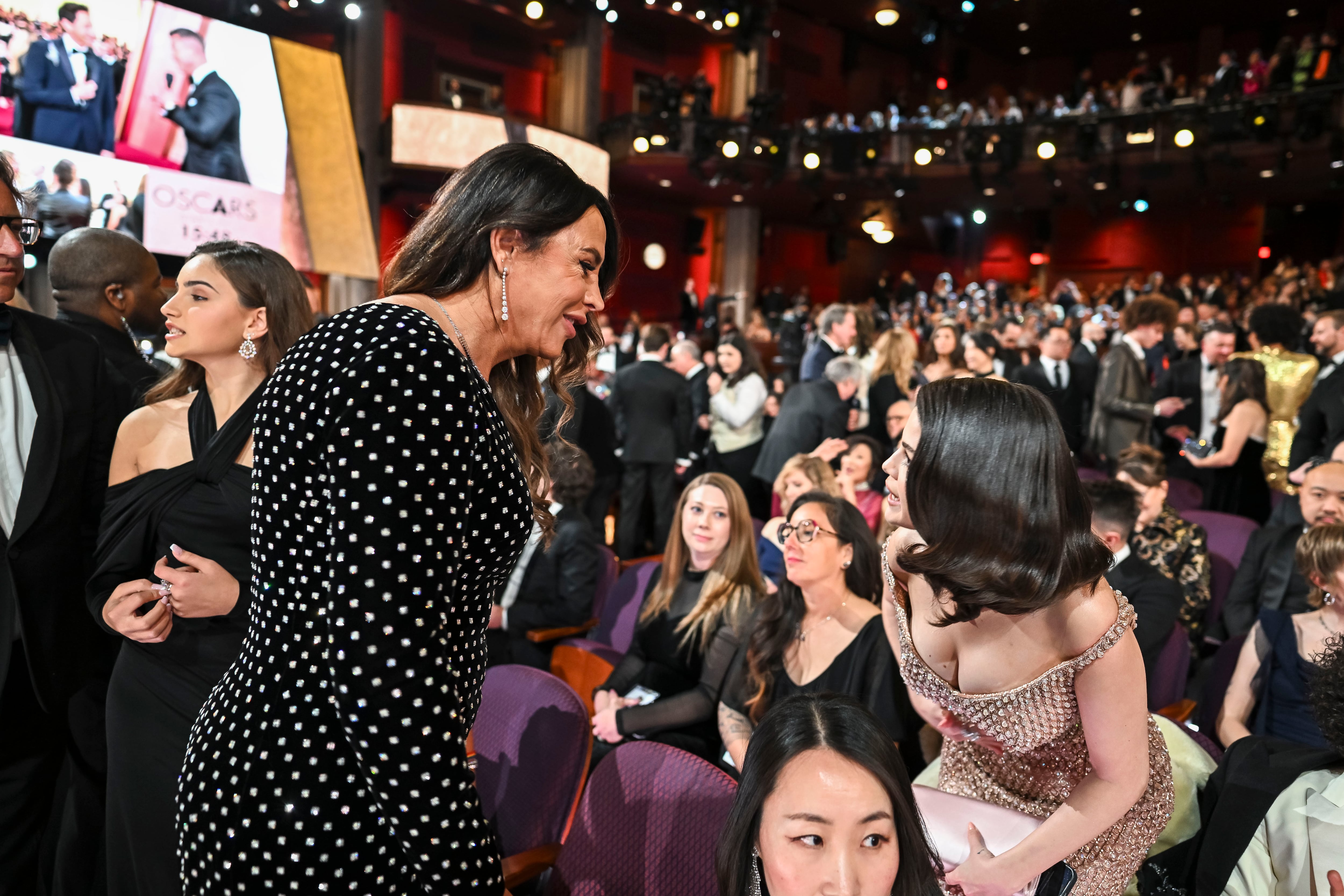 La actriz española Karla Sofía Gascón saluda a Selena Gómez durante la gala de los Premios Oscar 2025 de la Academia en el Dolby Theatre de Los Ángeles.