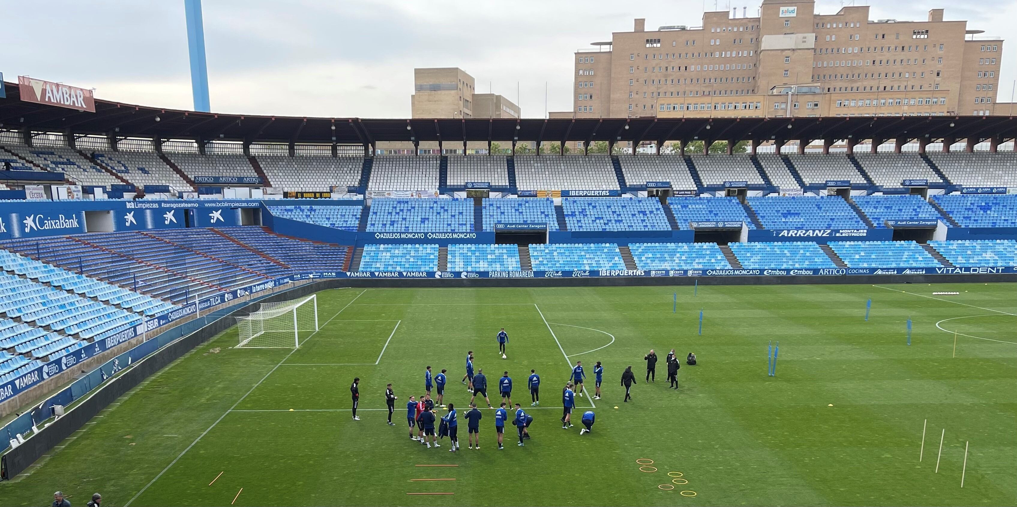 La plantilla del Real Zaragoza, antes de la sesión de entrenamiento previa al partido contra el Burgos