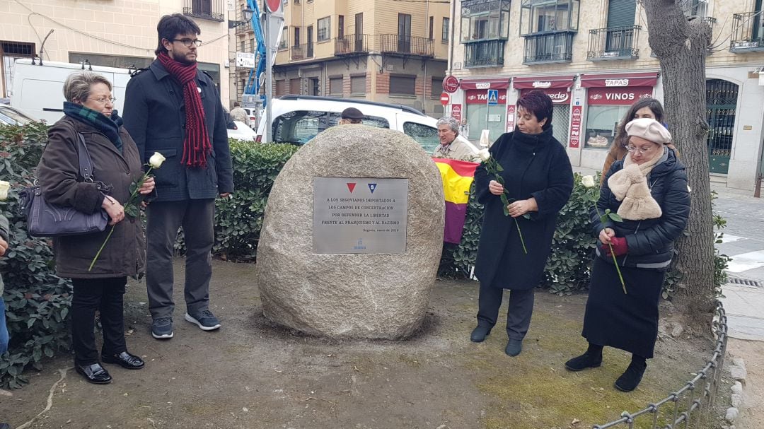 Una placa en el jardín de Los Huertos homenajea a los segovianos que sufrieron el Holocausto Nazi