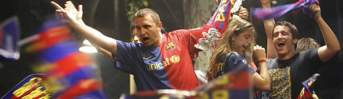 La afición del F.C.Barcelona celebra el título de Ligaen la fuente de Canaletas de las Ramblas, en Barcelona, tras empatar los blaugranas a un gol con el Levante en el partido de Liga jugado en Valencia.