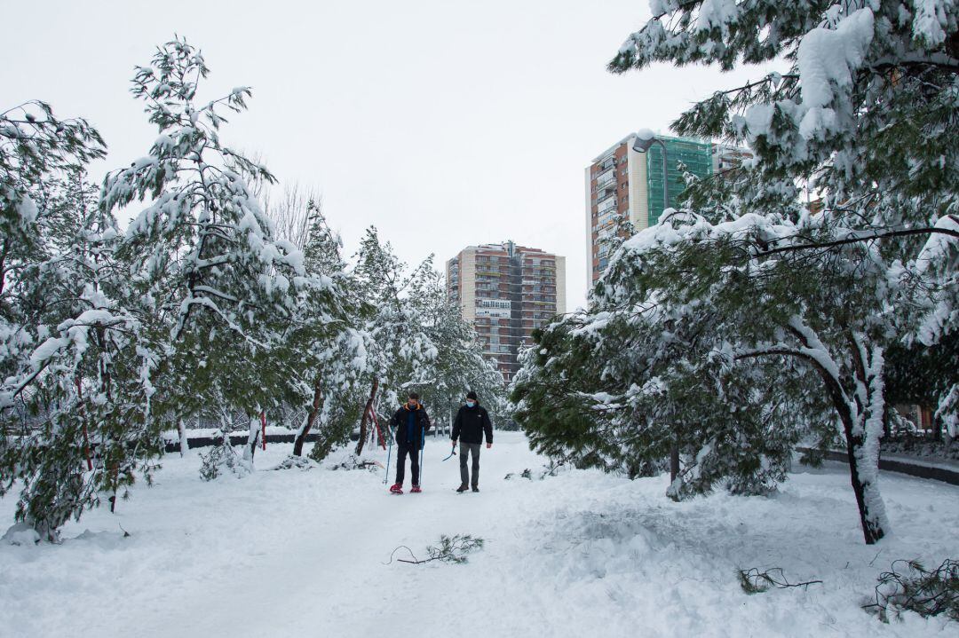 Transeúntes pasean por el centro de la capital durante la gran nevada provocada por la borrasca ‘Filomena’, en Madrid (España)