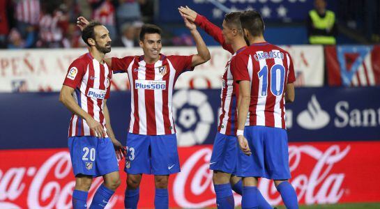 GRA299. MADRID, 15/10/2016.- El mediocentro del Atlético de Madrid Nico Gaitán (2i) celebra su segundo gol, junto a sus compañeros Juanfran (d) y Carrasco (d), durante el partido de la octava jornada de Liga en Primera División disputado esta tarde en el estadio Vicente Calderón. EFE/Kiko Huesca