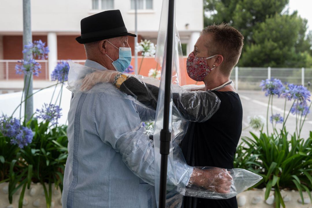 Reencuentro entre familiares e internos de una residencia de València después del confinamiento en 2020.