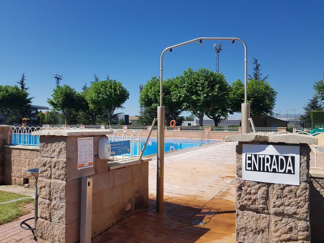 Acceso al vaso mediano de las piscinas de la Ciudad Deportiva