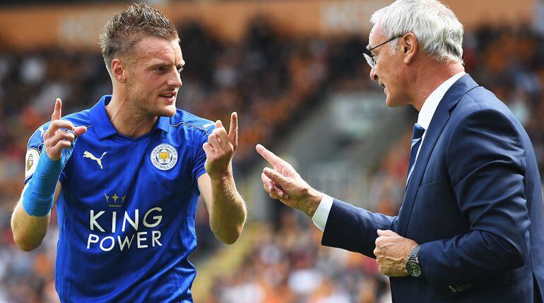 Jamie Vardy conversa con Claudio Ranieri en un partido del Leicester City.