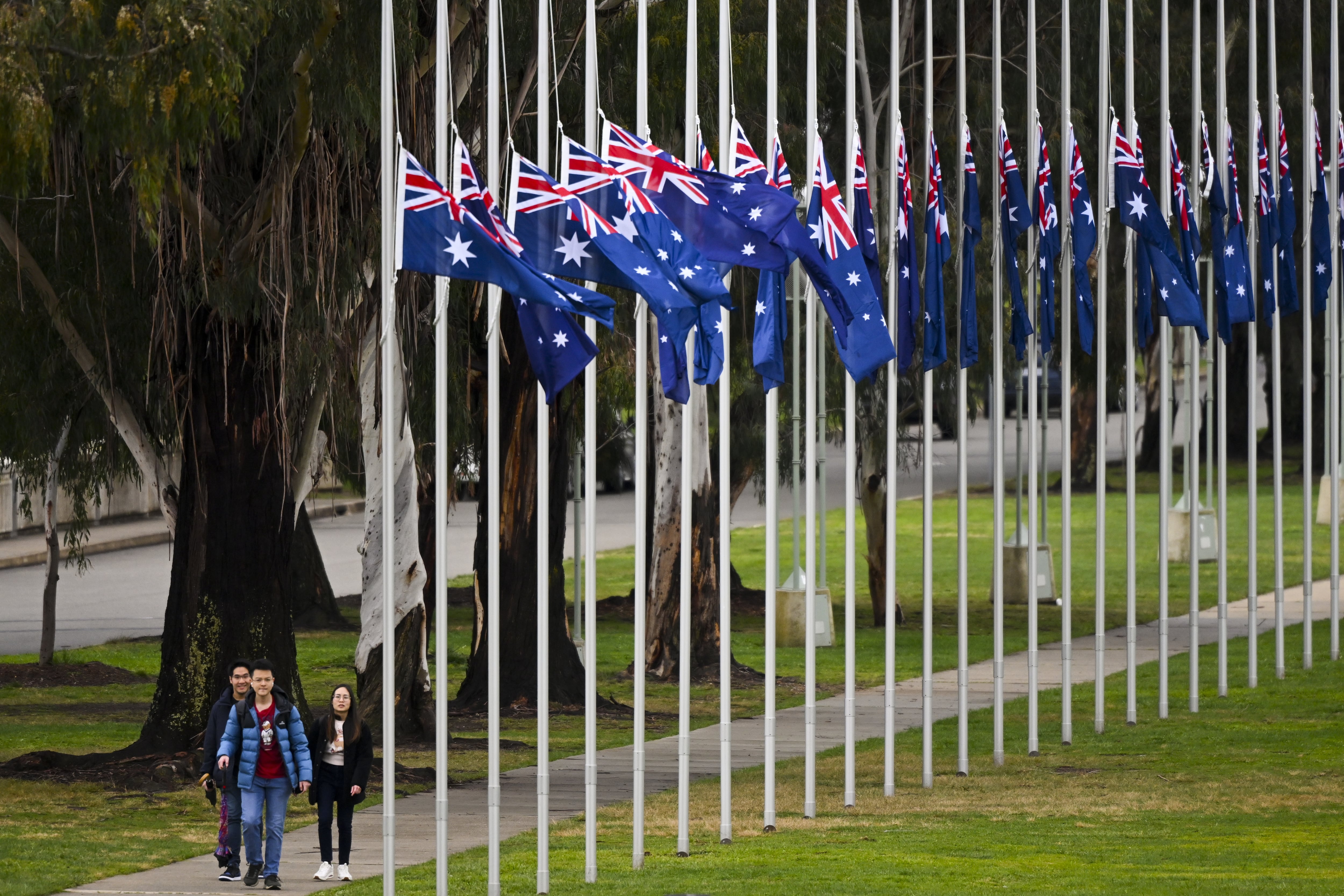 Banderas a media asta en Camberra (Australia) por la muerte de la reina