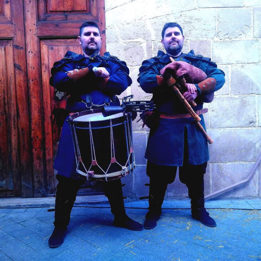 Los hermanos Llopis actuando con una gaita