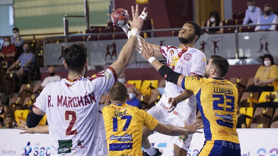 Imagen del encuentro de la primera vuelta disputado en el Palacio de Deportes de León entre ademaristas y ribereños.