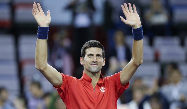 Novak Djokovic saluda al público tras vencer en su debut en Shanghai al italiano Fabio Fognini