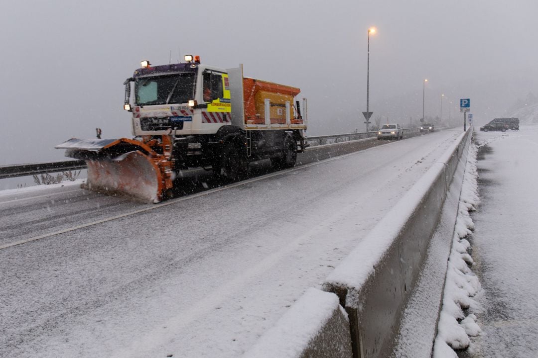 Una máquina quitanieves quita la nieve de las carreteras del Puerto de Navacerrada.