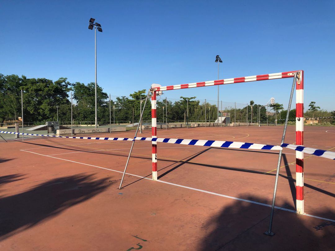 Campo de fútbol precintado en Tudela donde se ha denunciado a 16 personas