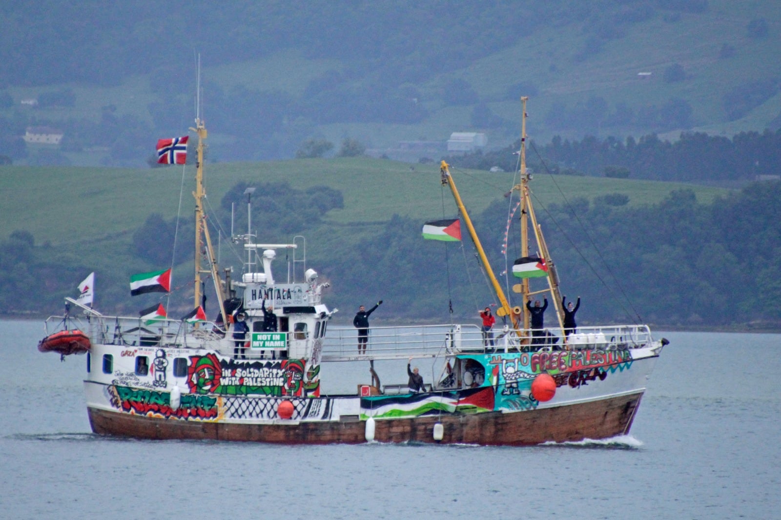 El Handala llegando al puerto de Santander, bajo el lema “Juntos romperemos el asedio en Gaza”