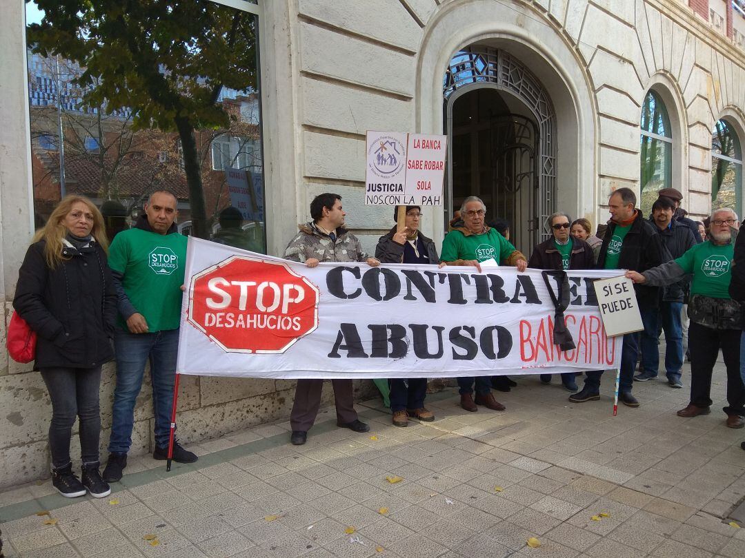 Concentración a las puertas de la Delegación de la Junta en Palencia