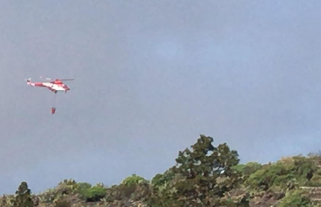 Tratan de sofocar un conato de incendio en los altos de Guía de Isora