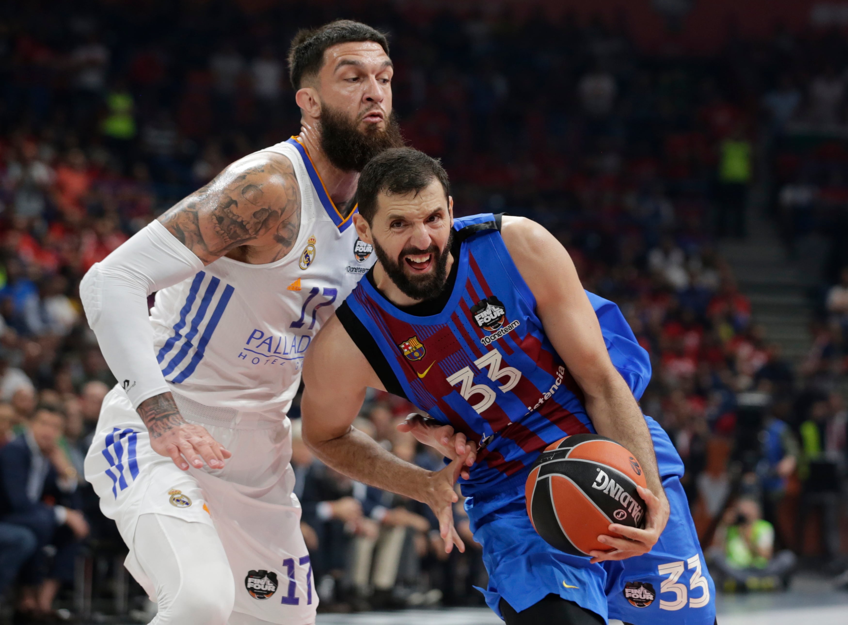 Nikola Mirotic, ante Vincent Poirier, durante un momento del partido