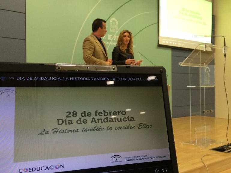 Presentación de la campaña "en femenino" del 28F en Granada