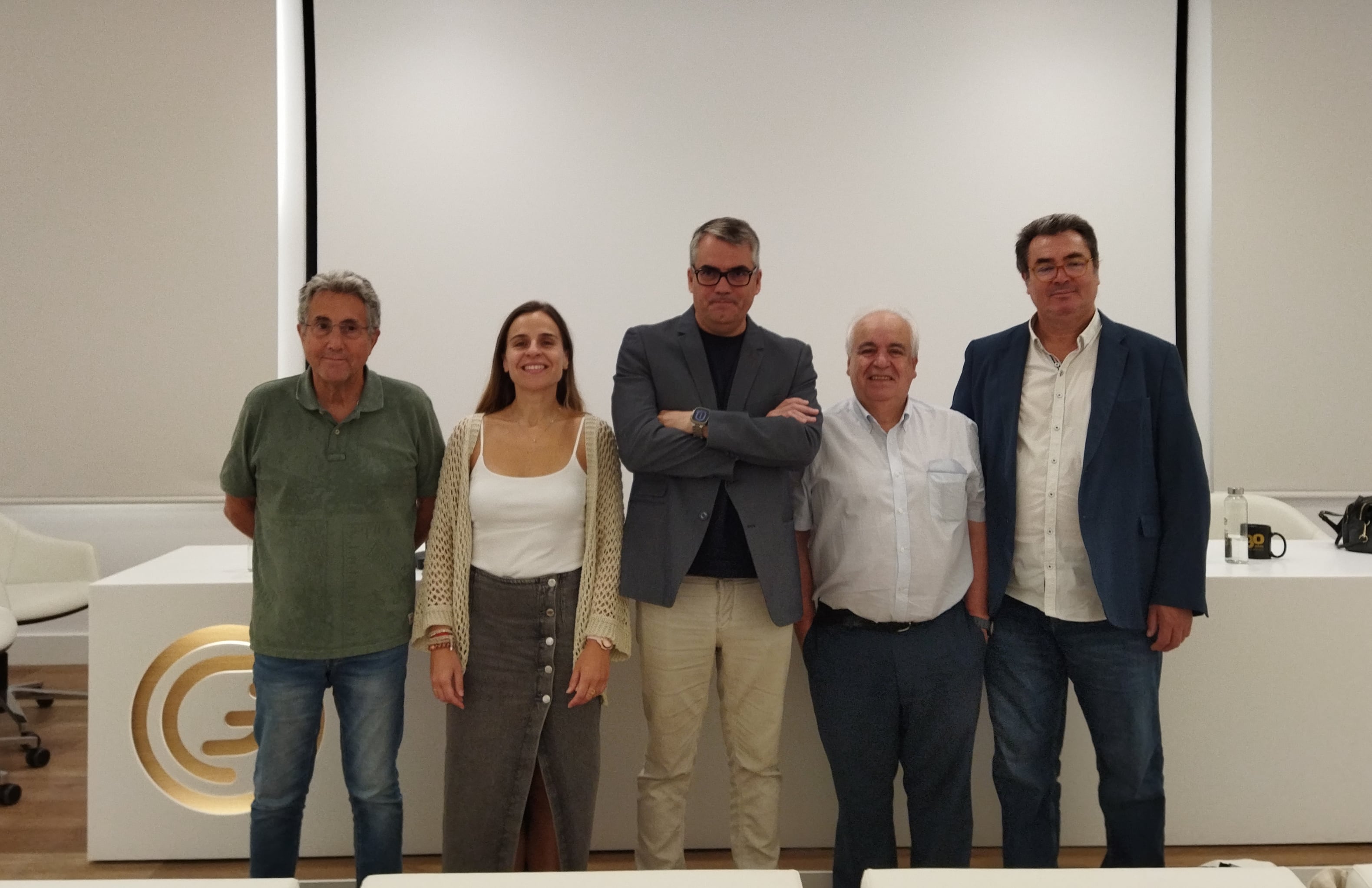 Pep Jordá, secretario de Fundación Mutua Levante; Patricia García, vicedirectora del IES Andreu Sempere; Mauri Sanchis, artista residente del IES Andreu Sempere en el curso 2024/2025; Virgilio Colomina, exprofesor y representante de la comisión del aniversario; y Jesús Martínez, director del IES Andreu Sempere.