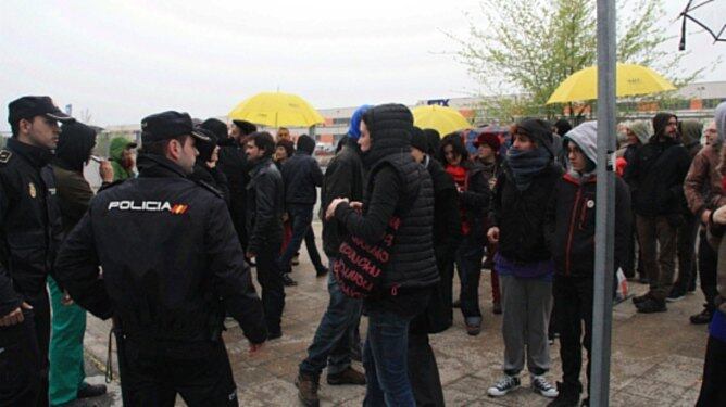 Alguns dels manifestants imputats i els seus familiars i amics a les portes de l&#039;Audiència Nacional abans de l&#039;inici de la tercera sessió