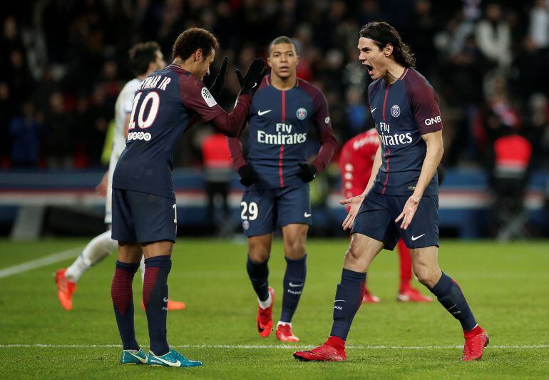 Cavani y Neymar celebran un gol del PSG