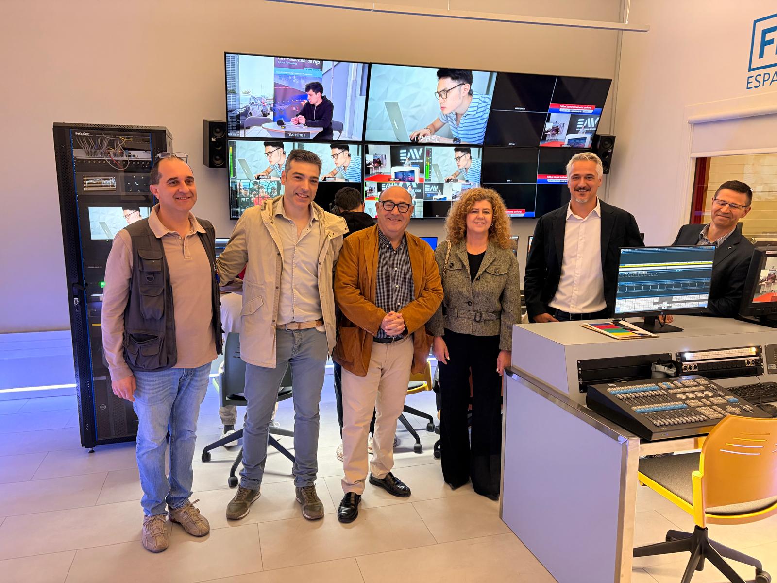 La directora xeral de FP, Eugenia Pérez con el equipo del CIFP Audiovisual de Vigo.
