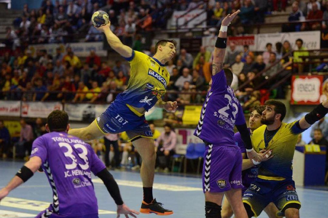 Lucas Grandi lanza durante el último partido ante los torrelaveganos en el Príncipe de Asturias.