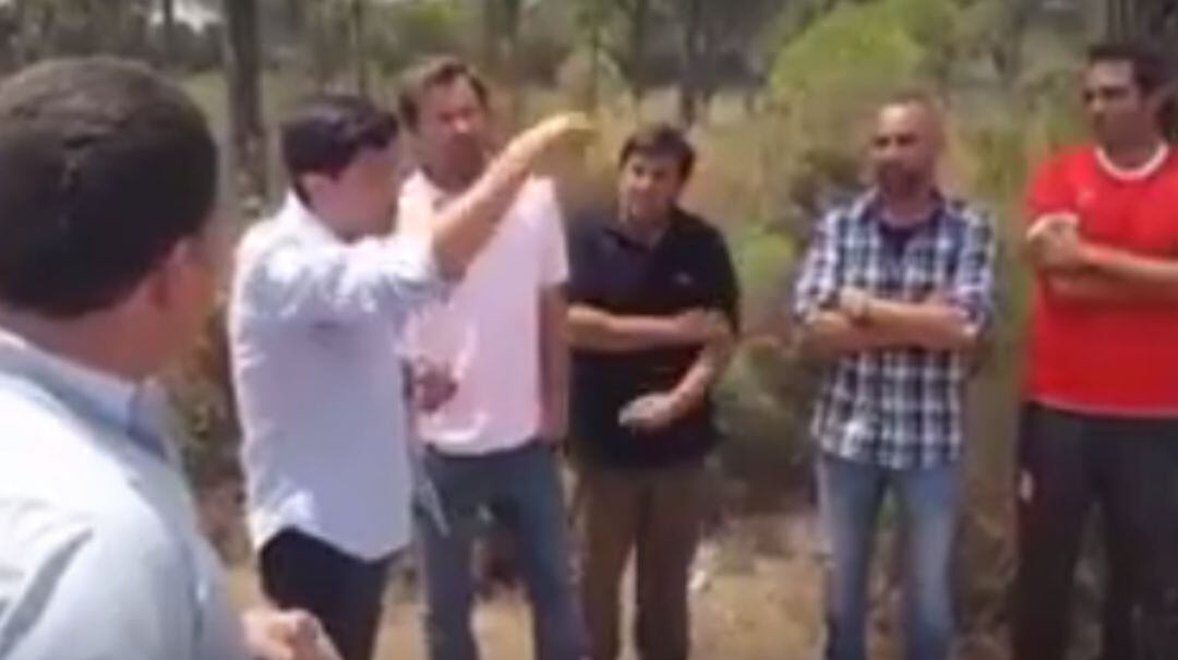 Alberto Fernández, vicepresidente del PP de Huelva, se dirige a agricultores de Lucena del Puerto.