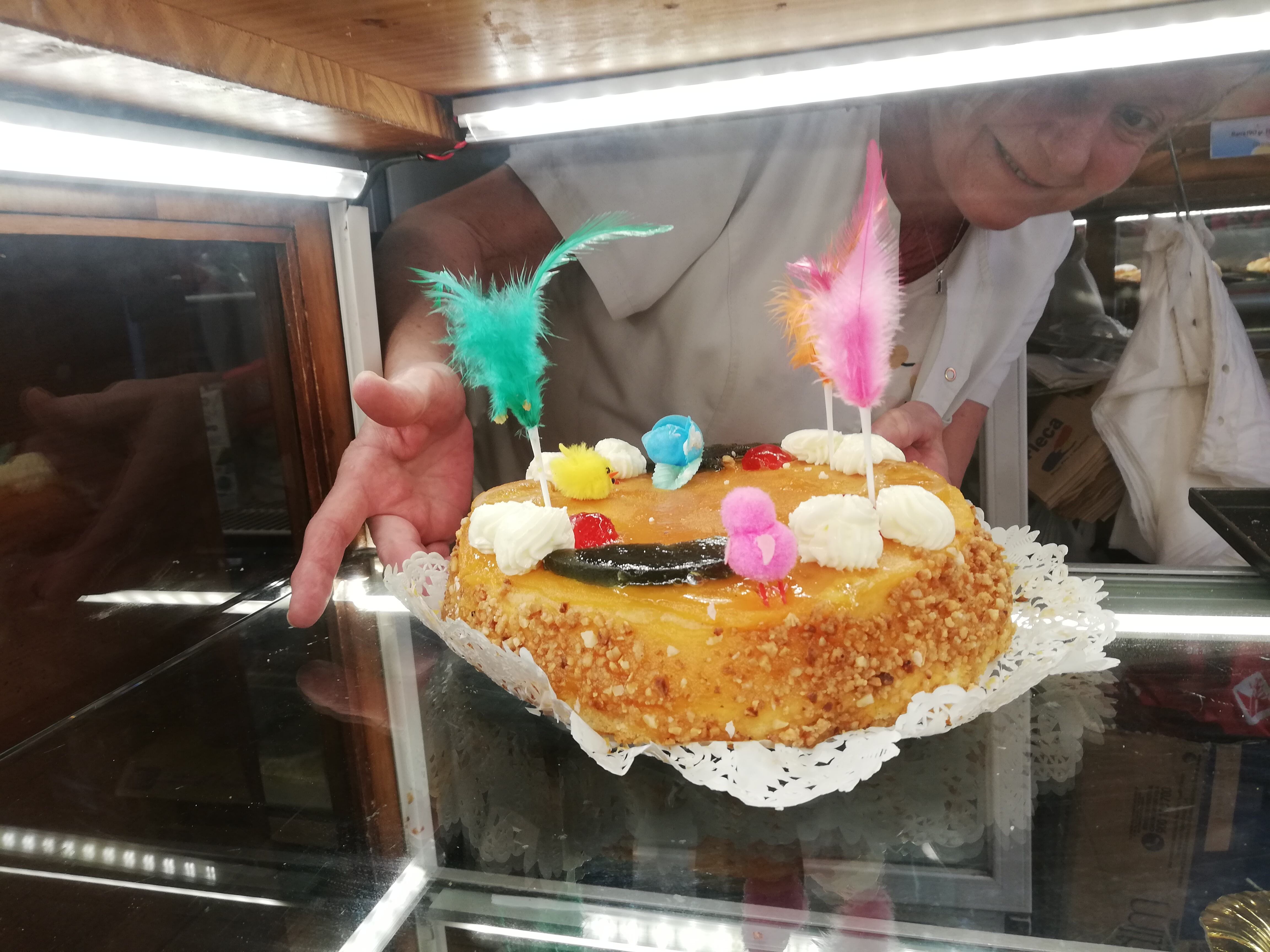 Imatge de l&#039;última mona disponible aquest Dijous Sant en una pastisseria del centre de Lleida.