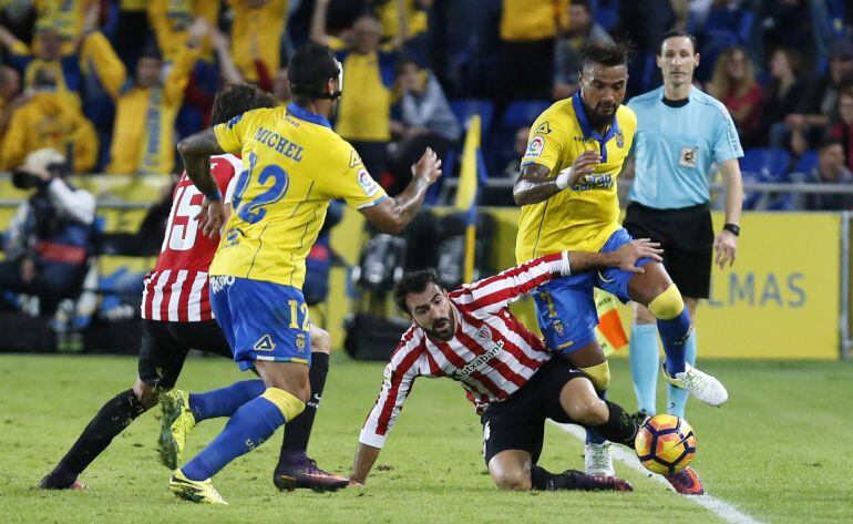 Kevin Prince Boateng pelea por el balón con Mikel Balenziaga