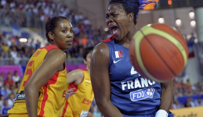 La jugadora de la selección española Cindy Lima observa la reacción de Isabelle Yacoubou, de Francia, durante la final del Europeo femenino de baloncesto que se está disputando esta noche en la localidad francesa de Orchies