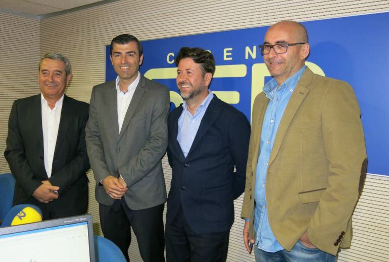 Aurelio Abreu, Manuel Domínguez y Carlos Alonso, junto a Juan Carlos Castañeda