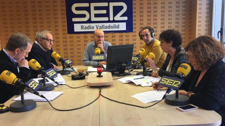 Manuel Saravia y Martínez Bermejo, a la izquierda de los moderadores. A la derecha Rafi Romero y Charo Chávez