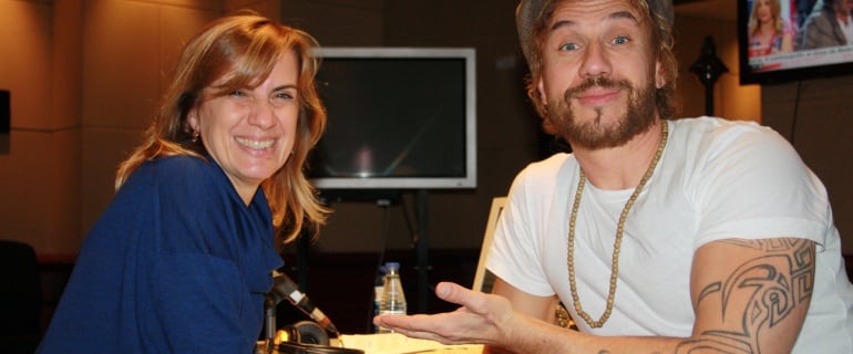 Gemma Nierga, junto a Dani Carbonell, Macaco, en los estudios de Radio Barcelona.