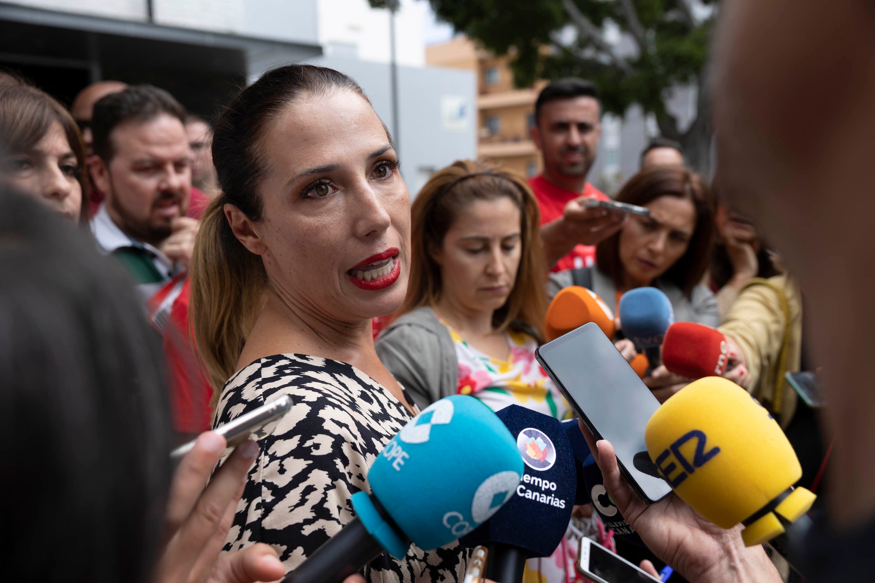 GRAFCAN1172. SANTA CRUZ DE TENERIFE, 25/05/2023.- El número 2 de la lista del PSOE al Ayuntamiento de Santa Cruz de Tenerife, José Ángel Martín, que está detenido por una supuesta agresión durante una visita electoral, ha renunciado a todos sus cargos, ha informado este jueves la candidata a la alcaldía de la capital tinerfeña, Patricia Hernández, que en declaraciones a los periodistas, ha dicho que la renuncia de Martín se ha producido a través de su abogada ya que no han podido contactar con él desde que ayer por la tarde fuera detenido como presunto autor de una agresión en el campo de fútbol de El Tablero.EFE/ Miguel Barreto
