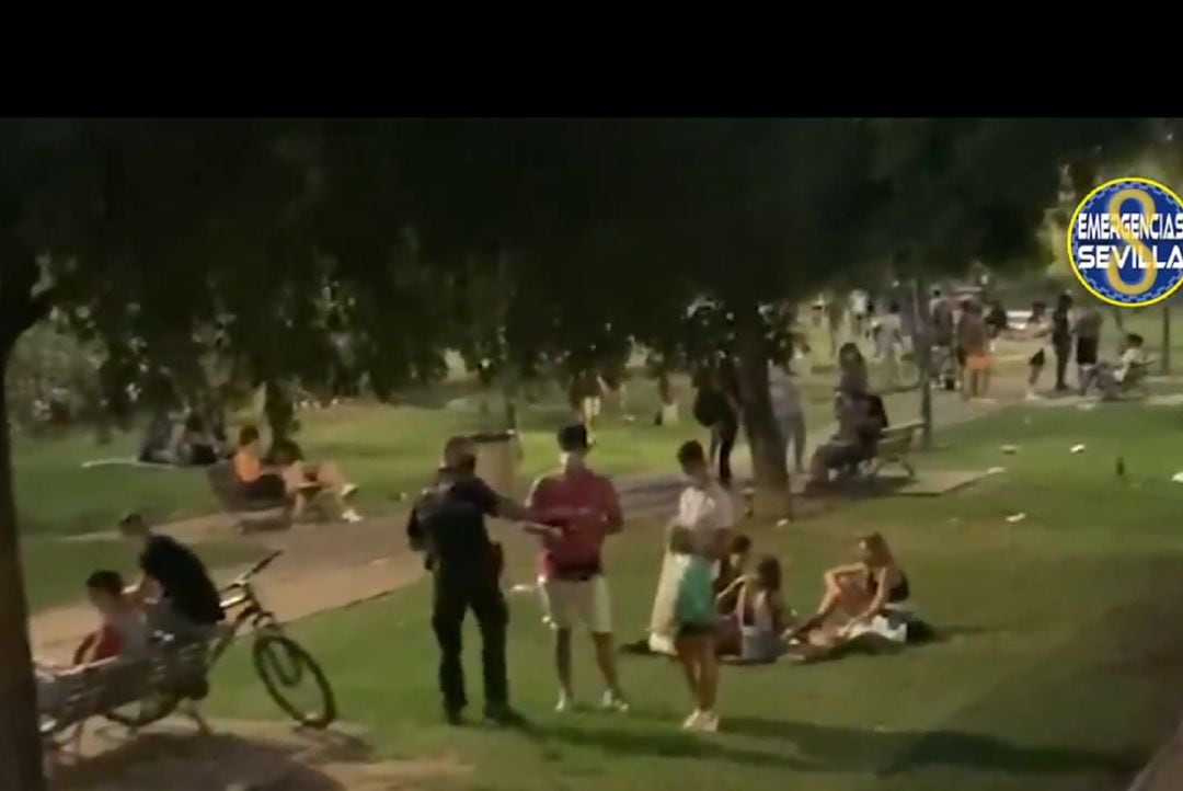 Concentración de jóvenes en las zonas verdes de la calle Radio Sevilla, junto al Río