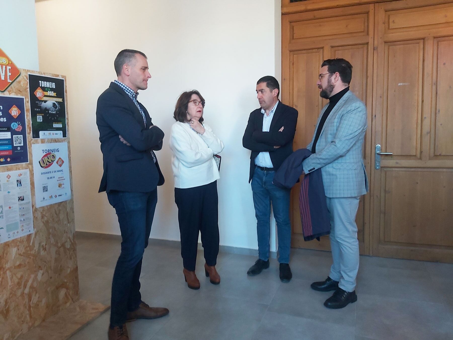 La rectora conversando al inicio de la visita con el alcalde de Alcoy, el vicealcalde y el concejal de Educación