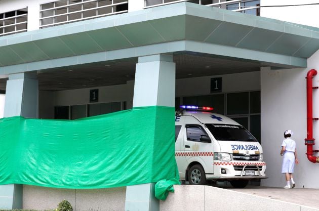 Una ambulancia pasa junto a una zona cubierta en el hospital Chiangrai Prachanukroh, en la provincia de Chiang Rai (Tailandia).