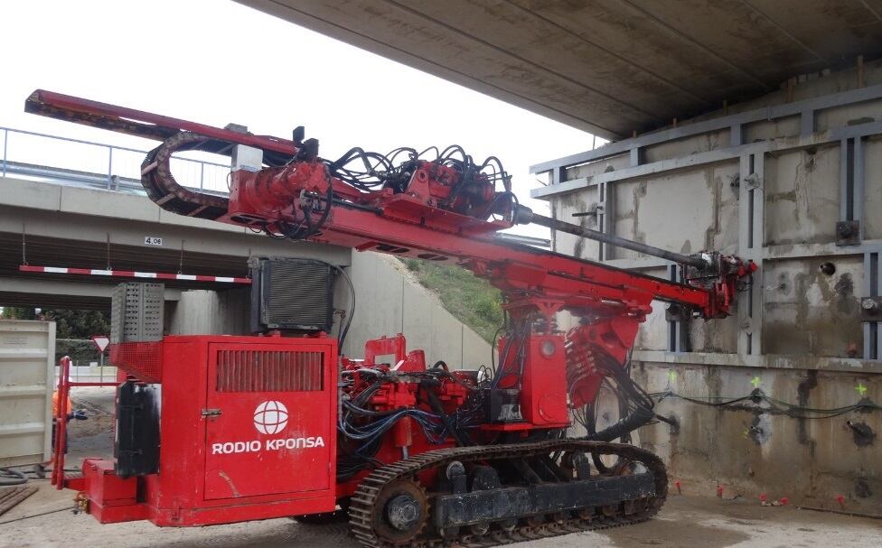 Máquina inyectando hormigón en el puente