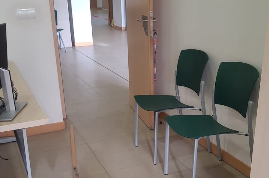 Un paciente "revienta" a patadas una puerta del centro de salud Cieza Oeste
